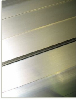 По просьбам наших клиентов  и для улучшения эстетики готовых конструкций, мы будем осуществлять анодирование Ан.окс.21 только после операции предварительной дробеструйной обработки поверхности профиля